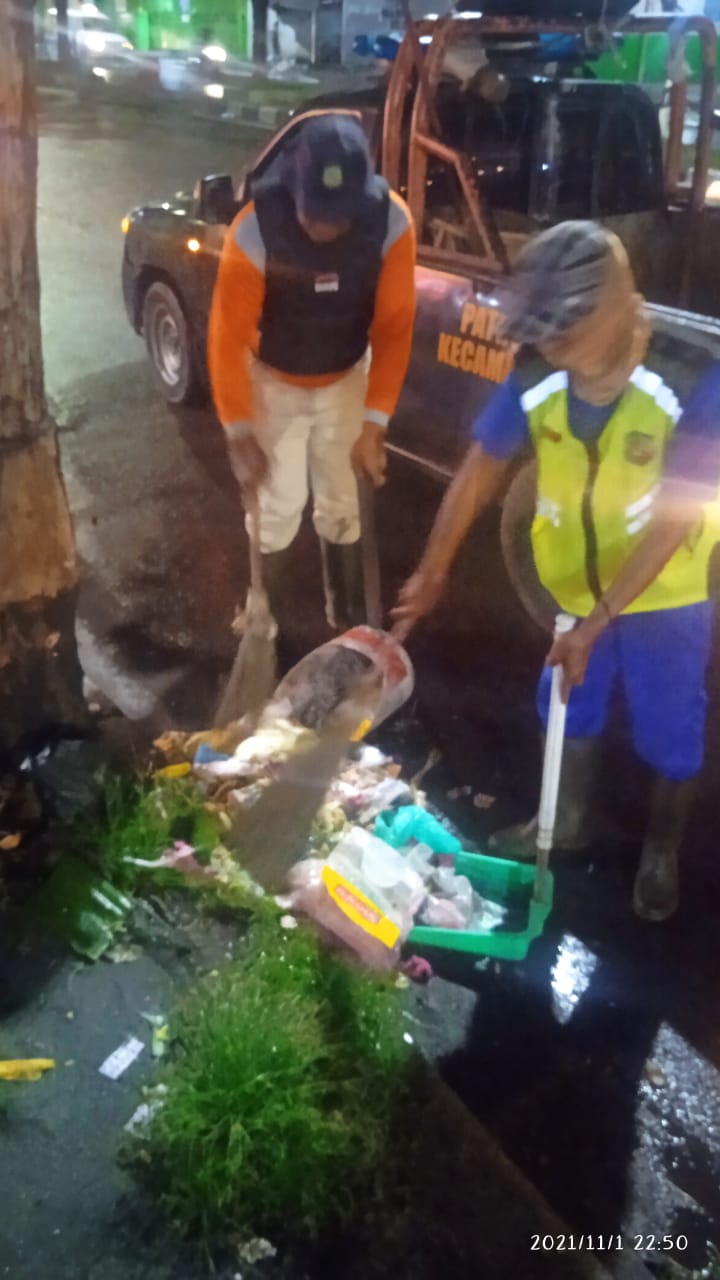 PENYISIRAN SAMPAH MALAM HARI YANG DILAKUKAN OLEH PETUGAS P3SU KECAMATAN MEDAN KOTA